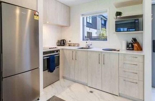 Upper Riccarton House | No Booking Fees - Affordable 2 bed 2 bath home