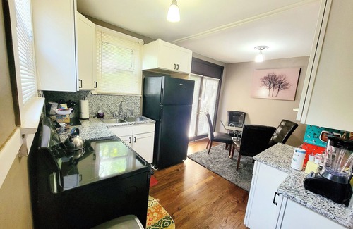 Greenwood House | ♪No Chores! Artsy East Side Near Great Music+Food, Quiet Home w/Free Parking ♪