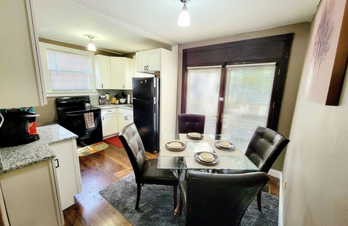 Greenwood House | ♪No Chores! Artsy East Side Near Great Music+Food, Quiet Home w/Free Parking ♪