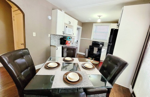 Greenwood House | ♪No Chores! Artsy East Side Near Great Music+Food, Quiet Home w/Free Parking ♪