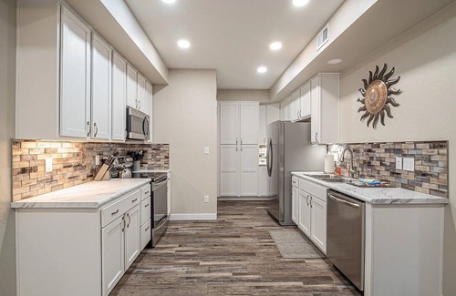 Pear Park House | No chores! King bed.Pet-friendly. Fast Wi-Fi. Dedicated workspace.Outdoor grill.