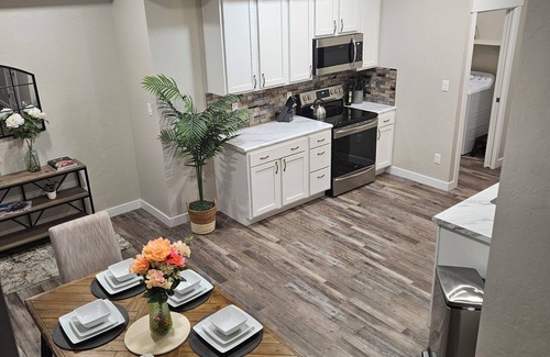 Pear Park House | No chores! King bed.Pet-friendly. Fast Wi-Fi. Dedicated workspace.Outdoor grill.
