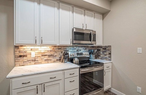 Pear Park House | No chores! King bed.Pet-friendly. Fast Wi-Fi. Dedicated workspace.Outdoor grill.