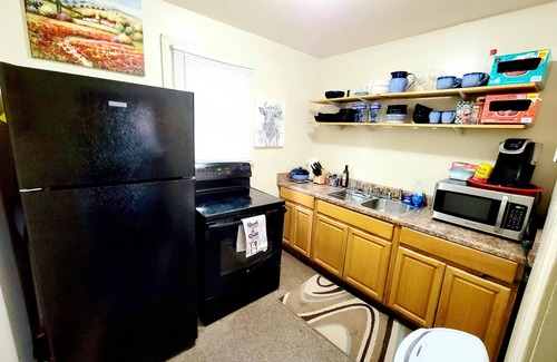 Greenwood House | ♪No Chores! Quiet Spot ♪ Walkable To Great Restaurants And Bars ♪ Free Parking ♪