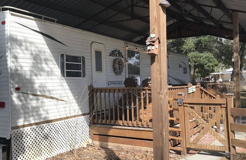 Old Town House | No Cleaning Fee! Cozy 1-bedroom travel camper 5 min. walk to Suwannee river