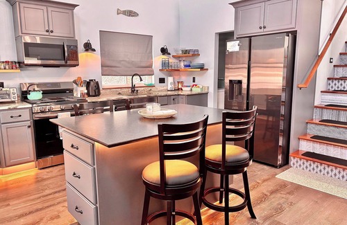 Two Rivers Cottage | No Cleaning Fee. King Bed. Cedar soaking Hot Tub, 5min walk to Beach