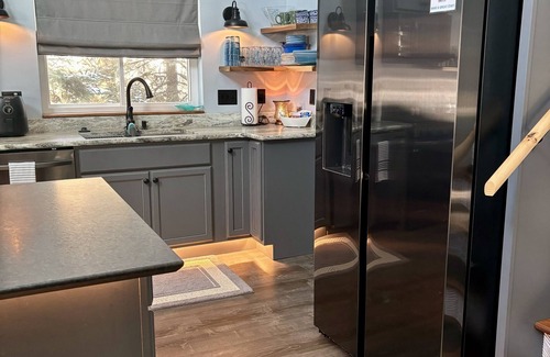 Two Rivers Cottage | No Cleaning Fee. King Bed. Cedar soaking Hot Tub, 5min walk to Beach