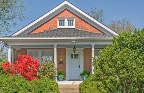 Martha Jefferson House | NO CLEANING FEE, Off Street Parking, walk to restaurants, breweries, shops