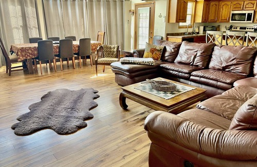 Ponce De Leon House | No cleaning fees! Between Branson and Springfield, Sleeps 16! Pet friendly!