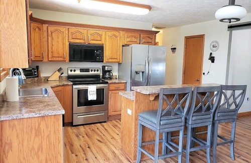 Ponce De Leon House | No cleaning fees! Between Branson and Springfield, Sleeps 16! Pet friendly!
