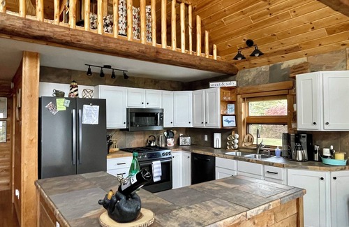 Nadeau Cabin | NO cleaning fees, wood provided-Majestic Log Home on shores of Lake Michigan