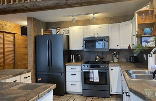 Nadeau Cabin | NO cleaning fees, wood provided-Majestic Log Home on shores of Lake Michigan
