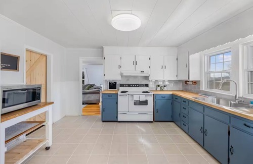 Bristol House | No cleanup chores-Fenced yard, arcade, fire pit, close to casino, I81, downtown.