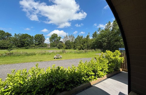 Denstone Cottage | NO DEER, romantic, with hot tub in Ashbourne