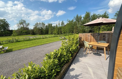 Denstone Cottage | NO DEER, romantic, with hot tub in Ashbourne