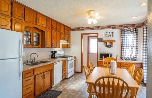 Weatherford House | No Dull Moments Here! Outdoor Pool, Splash Pad, Sports Courts, Free Parking
