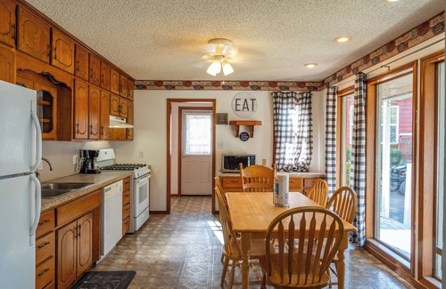 Weatherford House | No Dull Moments Here! Outdoor Pool, Splash Pad, Sports Courts, Free Parking