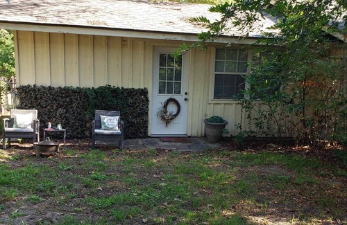 Montgomery House | No Frills guesthouse on private property near Lake Conroe