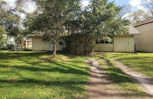 Montgomery House | No Frills guesthouse on private property near Lake Conroe