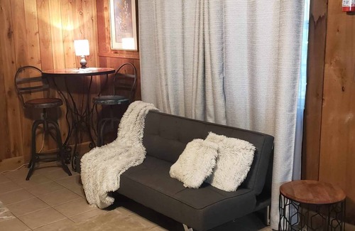Montgomery House | No Frills guesthouse on private property near Lake Conroe