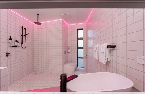 Dunedin City Centre Apartment | No Fuss, Boutique Private Studio Room by Aotearoa Escapes