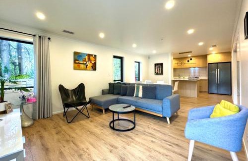 Johnsonville House | NO PARTY ALLOWED, Entire Brand New 3 bedroom townhouse, free unlimited fibre wifi and free parking