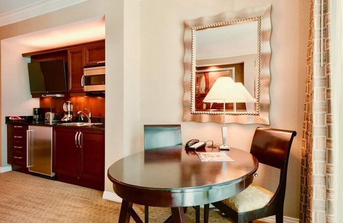 Las Vegas Condo | No Resort Fee ! Strip View Suite - Pools & Valet
