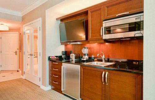 Las Vegas Condo | No Resort Fee ! Strip View Suite - Pools & Valet