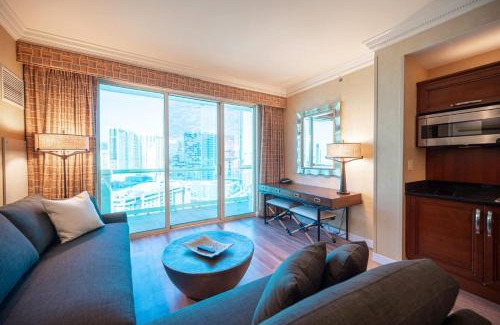 Las Vegas House | No Resort Fee Strip View Balcony+ Valet Parking
