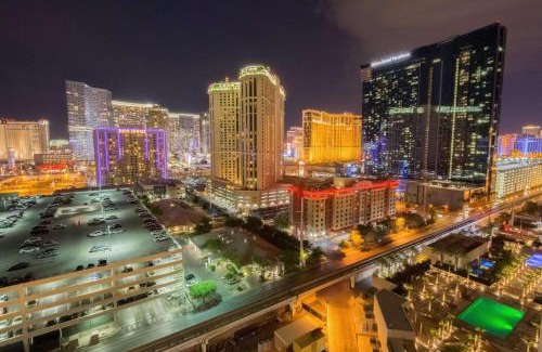 Las Vegas House | No Resort Fee Strip View Balcony+ Valet Parking