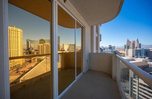Las Vegas House | No Resort Fee Strip View Balcony+ Free Valet+ Pool