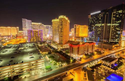 Las Vegas House | No Resort Fee Strip View Balcony+ Free Valet+ Pool