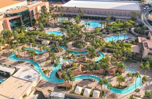 Las Vegas House | No Resort Fee Strip View Balcony+ Free Valet+ Pool