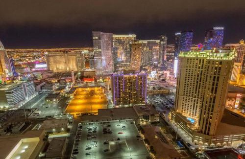 Las Vegas House | No Resort Fee Strip View Balcony+Free Valet+ Pool