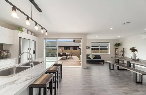 Wharewaka House | No Service Fee - 3 min drive to the lake