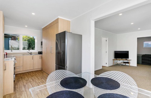Taupo House | *No Service Fee * Across the Lake - Walk to Town