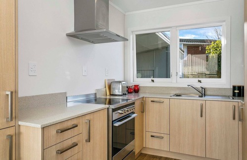 Taupo House | *No Service Fee * Across the Lake - Walk to Town