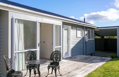 Taupo House | *No Service Fee * Across the Lake - Walk to Town