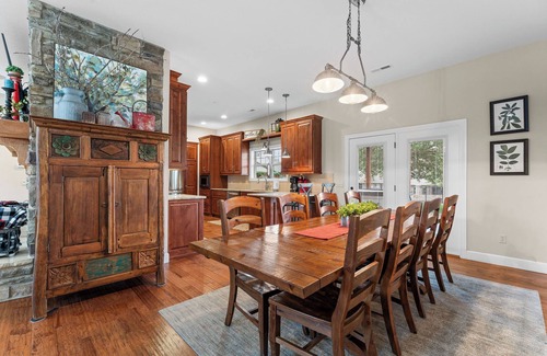 Branson House | No stairs, 4 King Bedrooms, Hot Tub, Fire pit