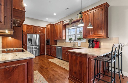 Branson House | No stairs, 4 King Bedrooms, Hot Tub, Fire pit