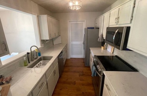 Athens House | 🌟No Stairs, 86” TVs, King Beds & Massage Near UGA🌟