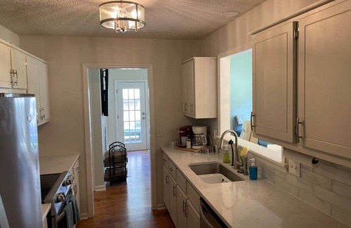 Athens House | 🌟No Stairs, 86” TVs, King Beds & Massage Near UGA🌟