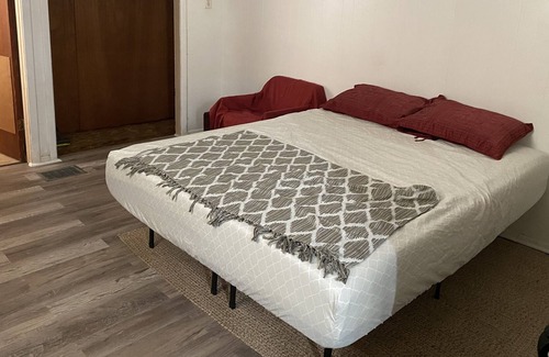 Delair Apartment | No steps/ Jefferson Torresdale Hospital, Abington, Cooper, Jeans, Holy Redeemer
