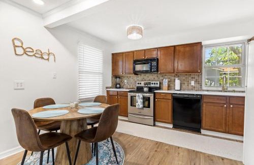 Mississippi City House | NO WORRIES! Beachy cottage 5 Minute walk to beach