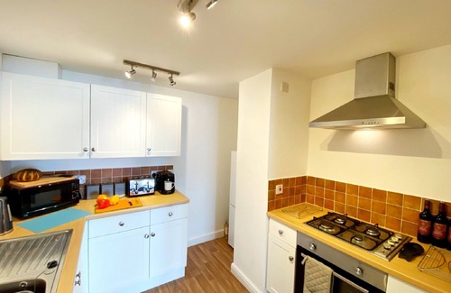 Torquay City Centre Cottage | No1 Marina Court - Sea View Apartment - sleeps 4 guests in 2 bedrooms