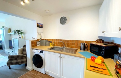 Torquay City Centre Cottage | No1 Marina Court - Sea View Apartment - sleeps 4 guests in 2 bedrooms