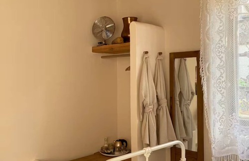 Mansle Bed & Breakfast | No12.is a beautiful, riverside boutique B&B rm1