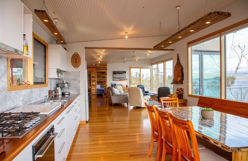 Dennes Point House | No41 Dennes Point -Beach holiday home