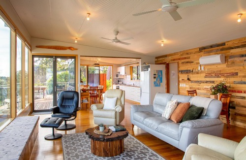 Dennes Point House | No41 Dennes Point -Beach holiday home