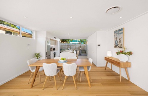 Port Macquarie House | Noahs Beach House at Flynns - executive style, pet friendly